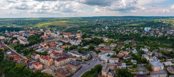 Aerial view of th ebeautiful bridge going over the green valley. — Foto Stock