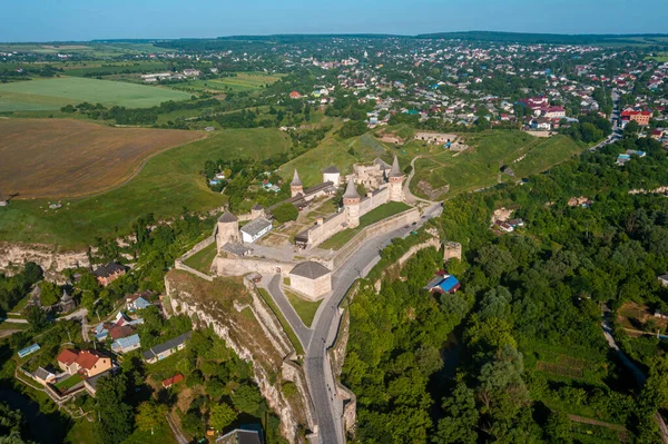 Widok z lotu ptaka romantycznego kamiennego średniowiecznego zamku na szczycie góry — Zdjęcie stockowe