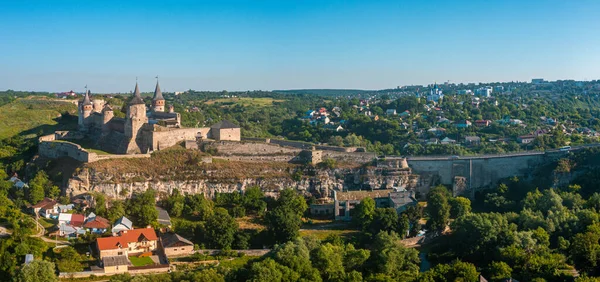 Letecký pohled na romantický kamenný středověký hrad na vrcholu hory — Stock fotografie