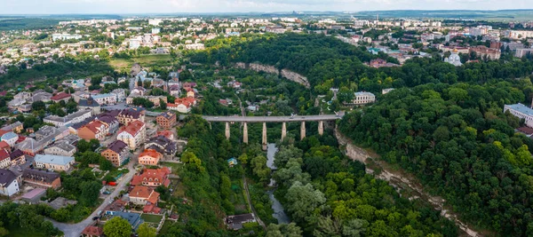 Aerial view of th ebeautiful bridge going over the green valley. — Foto Stock