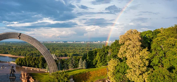 Panoramatický výhled na město Kyjev s krásnou duhou nad městem. — Stock fotografie