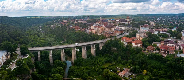 Veduta aerea del bellissimo ponte che attraversa la verde valle. — Foto Stock