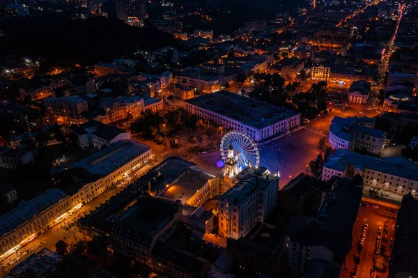 Luftaufnahme des Kiewer Stadtzentrums bei Nacht. — Stockfoto