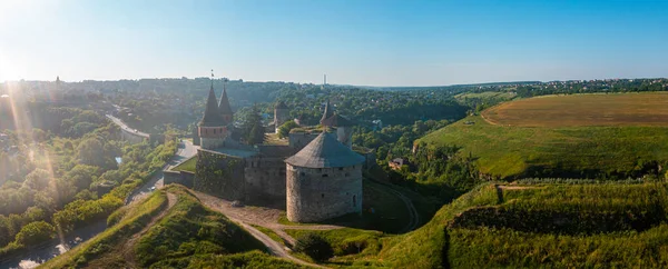 Letecký pohled na romantický kamenný středověký hrad na vrcholu hory — Stock fotografie