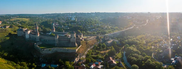 Vue aérienne du château romantique médiéval en pierre au sommet de la montagne — Photo