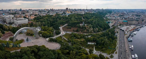 Захід сонця влітку Київ з аркою дружби народів. — стокове фото