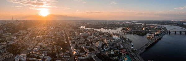 Kyiv şehrinin üzerinde yukarıdan güzel bir gün batımı. — Stok fotoğraf