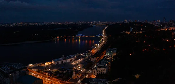 Vue aérienne de nuit du centre-ville de Kiev la nuit. — Photo