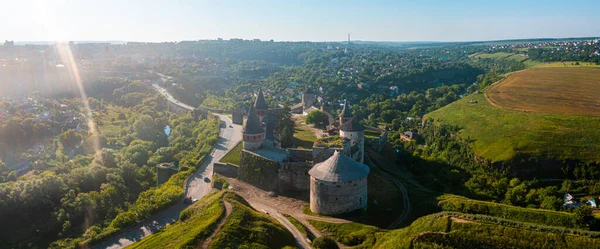 Letecký pohled na romantický kamenný středověký hrad na vrcholu hory — Stock fotografie