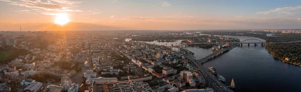 Belo pôr do sol sobre a cidade de Kiev de cima. — Fotografia de Stock