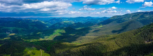 Panorama de la hermosa campiña de Suiza. Tarde soleada. — Foto de Stock