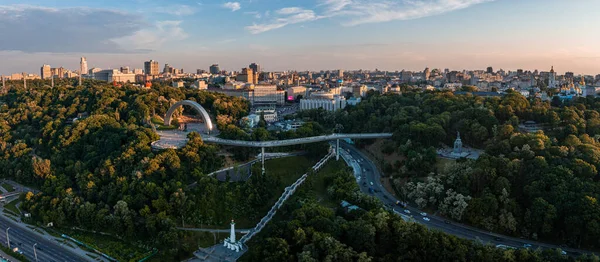 Захід сонця влітку Київ з аркою дружби народів. — стокове фото