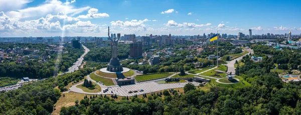 Vista aérea do monumento da Mãe Pátria em Kiev. — Fotografia de Stock
