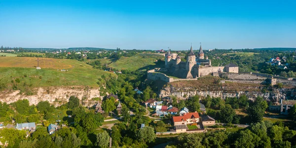Letecký pohled na romantický kamenný středověký hrad na vrcholu hory — Stock fotografie