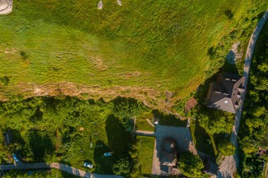 Tepenin tepesinde duran devasa haçın havadan görünüşü