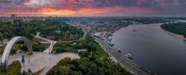 Yaz boyunca gün batımında Kiev ve Halkların Dostluğu.