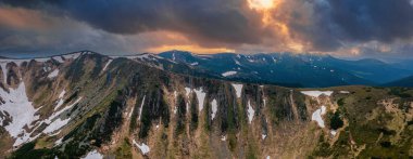 Ukrayna 'daki yüce dağlar. Yaz Chornohora dağ sırtı