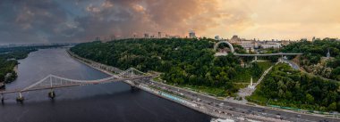 Yaz boyunca gün batımında Kiev ve Halkların Dostluğu.