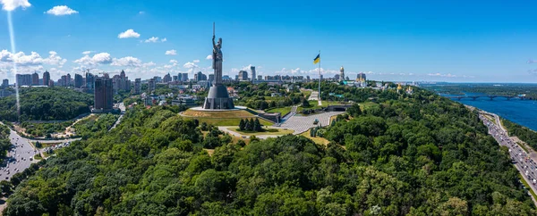 Вид с воздуха на памятник Родине-матери в Киеве. — стоковое фото