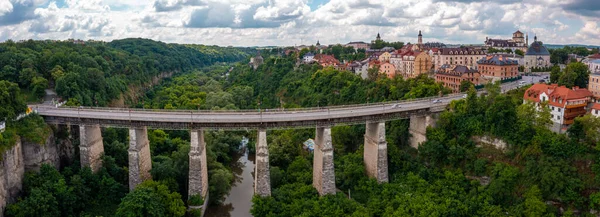 Veduta aerea del bellissimo ponte che attraversa la verde valle. — Foto Stock