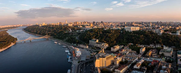Mooie zonsondergang boven Kiev stad van boven. — Stockfoto