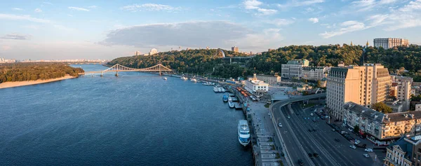 Zonsondergang in de zomer Kiev met Vriendschapsboog van Volkeren. — Stockfoto