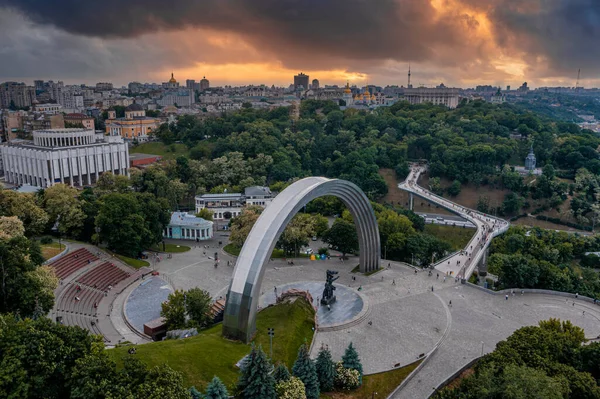 Sunset over summer Kiev with Arch of Friendship of Peoples. — стоковое фото