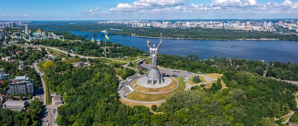 Вид з повітря на пам "ятник Матері - матері в Києві.. — стокове фото