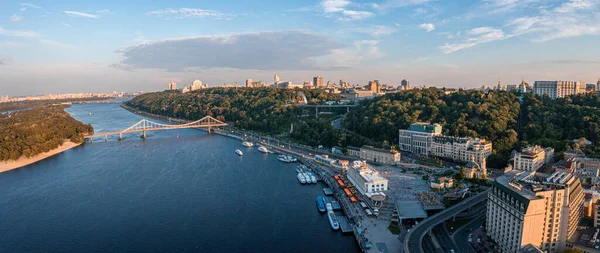 Atardecer sobre el verano Kiev con Arco de la Amistad de los Pueblos. —  Fotos de Stock