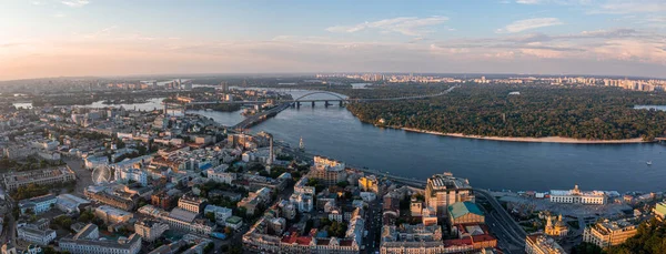 Чудовий захід сонця над київським містом зверху.. — стокове фото