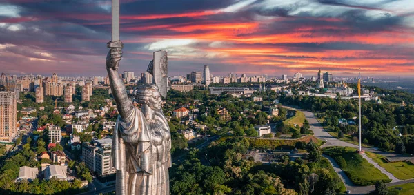 Luftaufnahme des Mutter-Vaterland-Denkmals in Kiew. — Stockfoto
