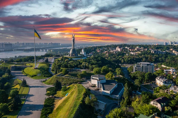 Kiev 'deki Anavatan Anıtı' nın havadan görünüşü. — Stok fotoğraf