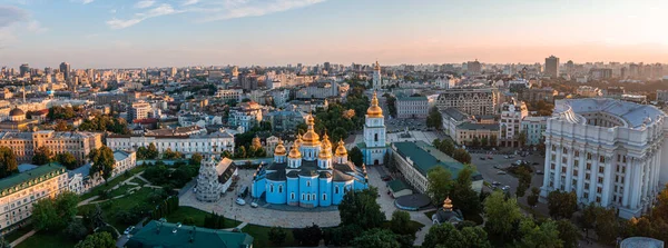 Belo pôr do sol sobre a cidade de Kiev de cima. — Fotografia de Stock