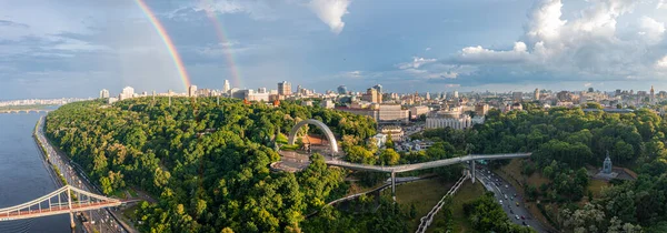 Şehrin üzerinde güzel bir gökkuşağı olan Kyiv şehrinin panoramik manzarası. — Stok fotoğraf