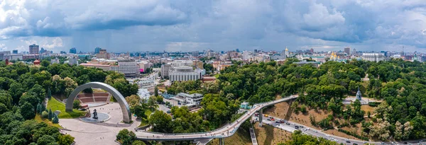 Zonsondergang in de zomer Kiev met Vriendschapsboog van Volkeren. — Stockfoto