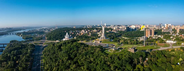 Kiev 'deki Anavatan Anıtı' nın havadan görünüşü. — Stok fotoğraf