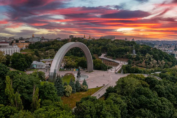 Západ slunce v létě Kyjev s obloukem přátelství národů. — Stock fotografie