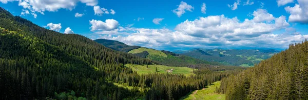 Mighty mountains in Ukraine. Summer Chornohora mountain ridge — Foto Stock