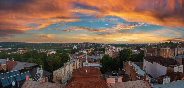 Bela vista aérea da cidade de Chernivtsi acima da Ucrânia Ocidental. — Fotografia de Stock