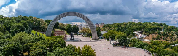 Sunset over summer Kiev with Arch of Friendship of Peoples. — Fotografia de Stock