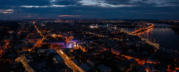 Vista aérea nocturna del centro de Kiev por la noche. — Foto de Stock