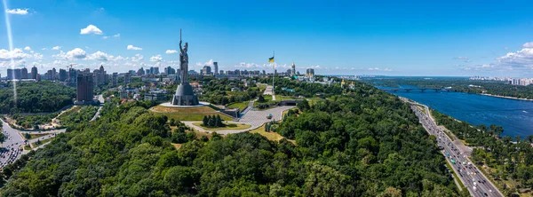 Kiev 'deki Anavatan Anıtı' nın havadan görünüşü. — Stok fotoğraf