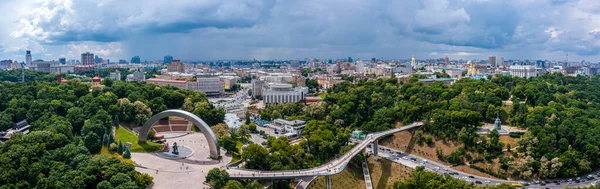 Atardecer sobre el verano Kiev con Arco de la Amistad de los Pueblos. —  Fotos de Stock