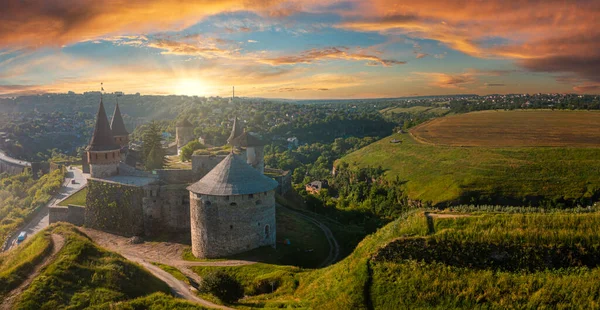 Veduta aerea del romantico castello medievale in pietra sulla cima della montagna — Foto Stock