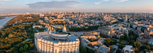 Belo pôr do sol sobre a cidade de Kiev de cima. — Fotografia de Stock