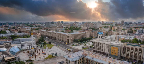 Letecký pohled na město Kyjev. Krásné ulice v blízkosti centra města. — Stock fotografie