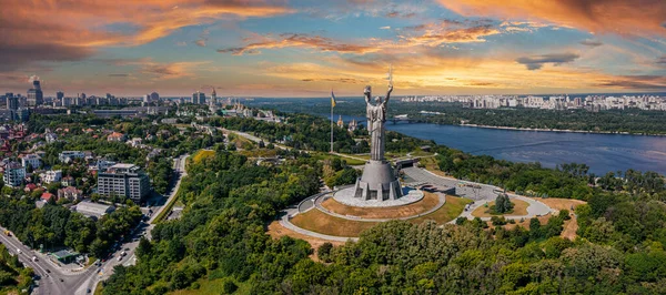 キエフの母なる大地の記念碑の空中写真. — ストック写真