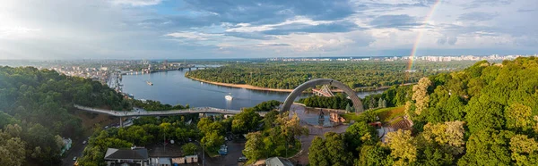 Pemandangan panorama kota Kyiv dengan pelangi yang indah di atas kota. — Stok Foto