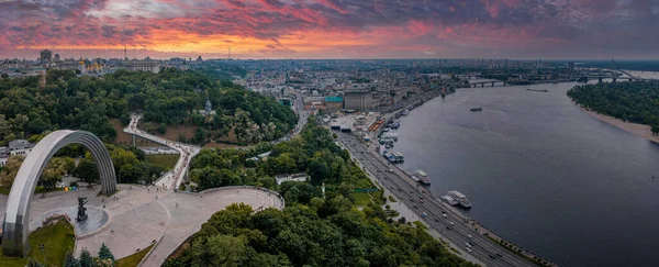 Sunset over summer Kiev with Arch of Friendship of Peoples. — Stock Photo, Image