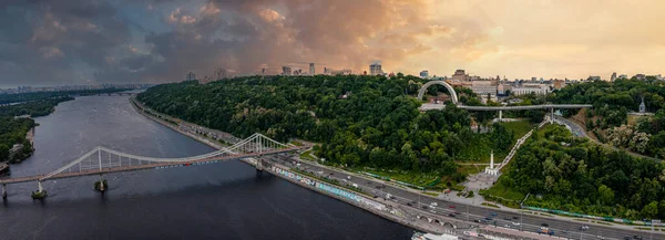 Zonsondergang in de zomer Kiev met Vriendschapsboog van Volkeren. — Stockfoto